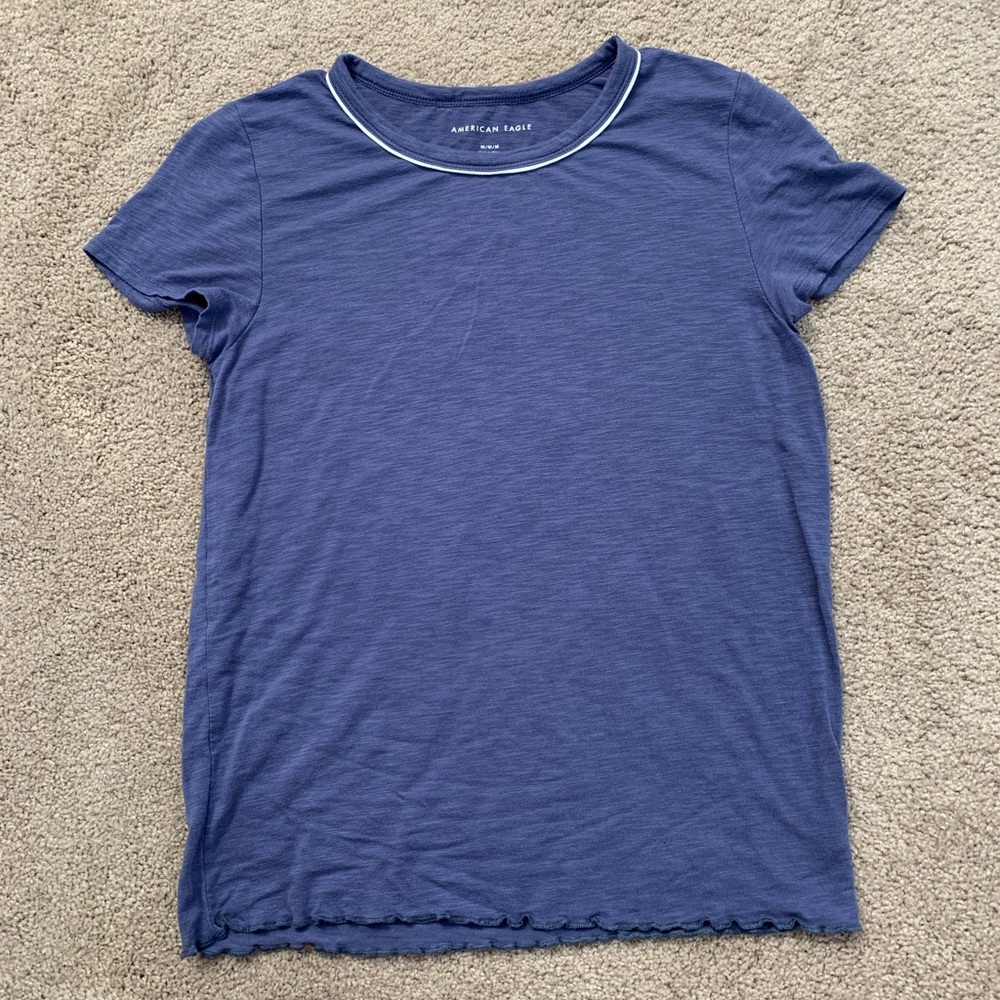 lettuce edge tee with white line around the collar